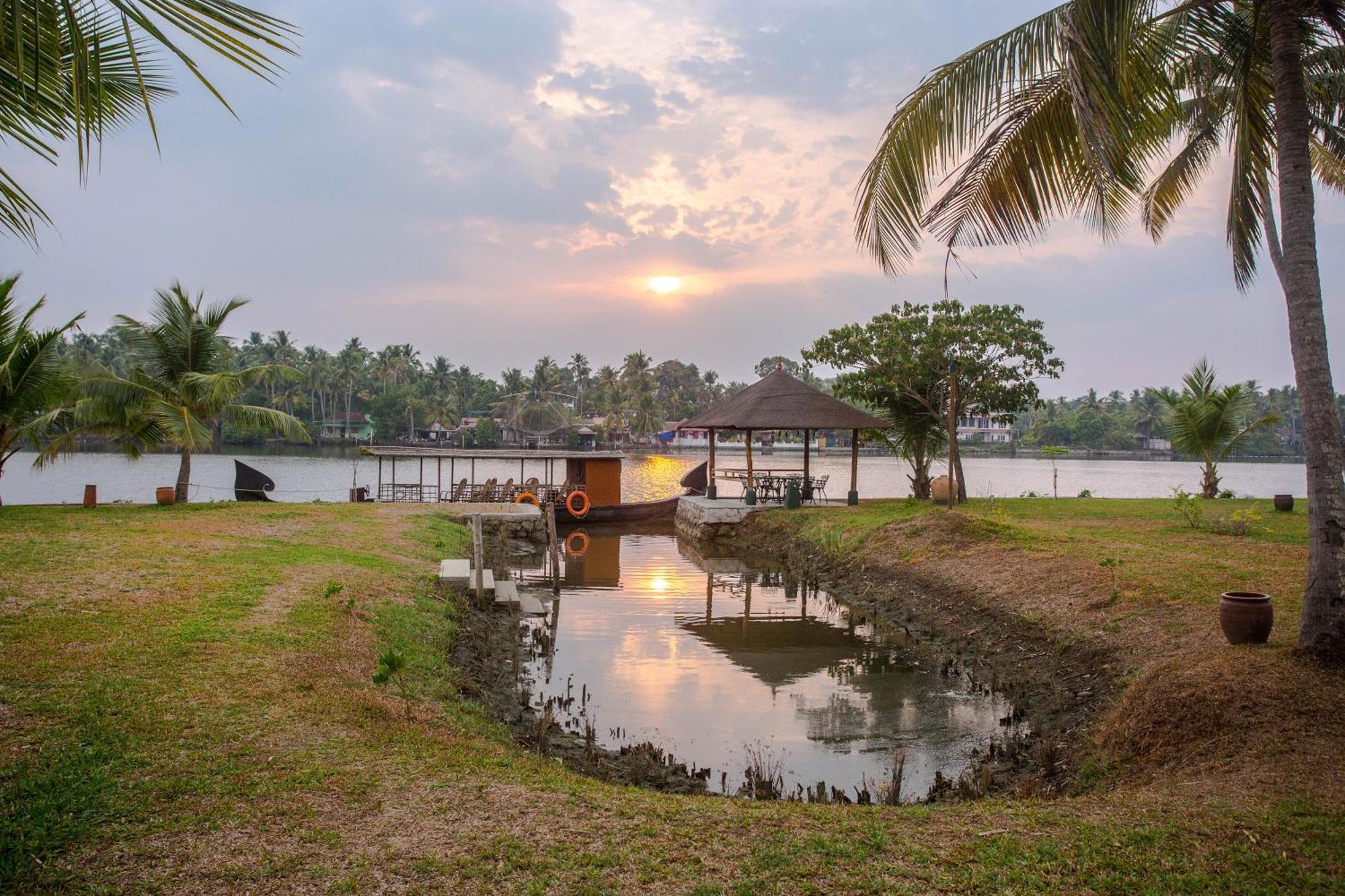 Baymaas Lake House Kochi Exterior photo